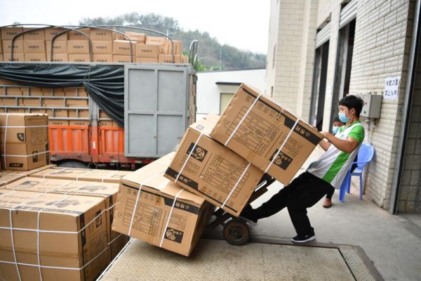 Các kho hàng Trung Quốc giáp biên giới với Việt Nam Các kho hàng Trung Quốc giáp biên giới với Việt Nam